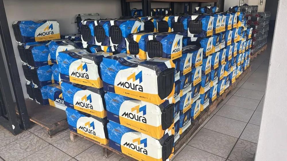 Estoque de baterias Moura na loja Minas Baterias