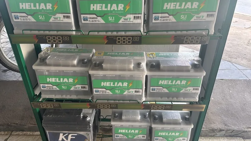 Prateleira com baterias Heliar na loja